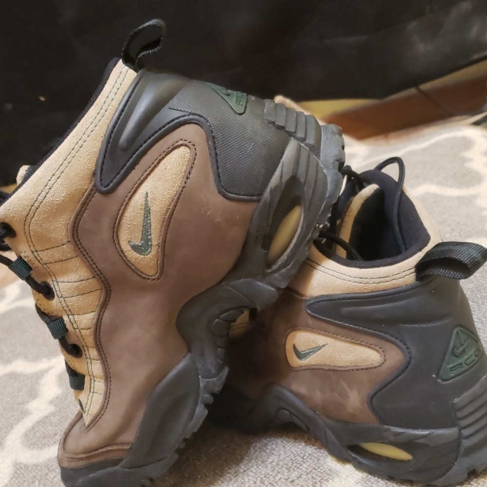 Nike hikeing boots